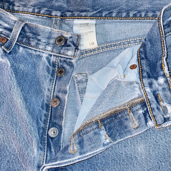 Light wash Levi Denim jeans - Picture 2 of 7